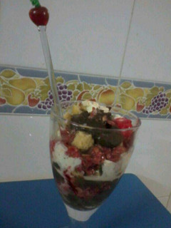 A picture of Choco fruity sundae in glass.
