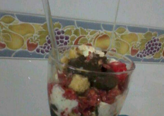 Recipe of Super Quick Choco fruity sundae in glass