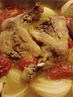 Una foto de Pollo al horno con cebolla y tomate 🧅🍅