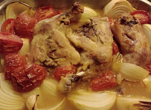 Una foto de Pollo al horno con cebolla y tomate 🧅🍅