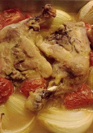 Una foto de Pollo al horno con cebolla y tomate 🧅🍅