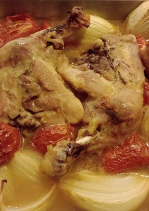 Una foto de Pollo al horno con cebolla y tomate 🧅🍅