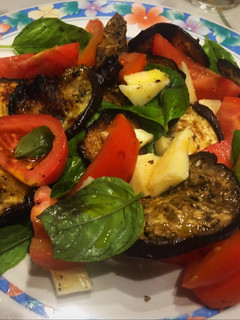 Una foto de Ensalada caprese con berenjenas asadas
