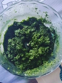 Une photo de Pesto aux fanes de radis