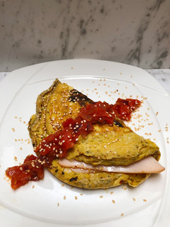 Una foto de Omelette de queso de almendras, jamón de pavo, champiñones y hogao 🍅 en 15 minutos