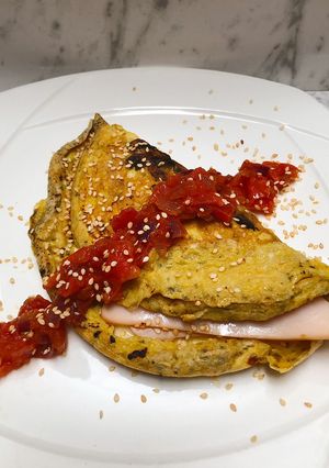 Una foto de Omelette de queso de almendras, jamón de pavo, champiñones y hogao 🍅 en 15 minutos