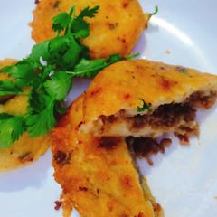 A picture of Mince stuffed crispy potato cutlets.