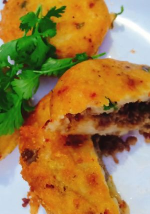 A picture of Mince stuffed crispy potato cutlets.