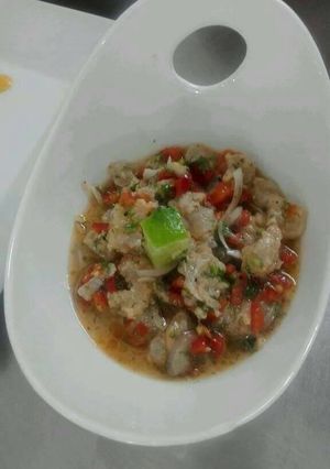 Una foto de mero guisado al limón.