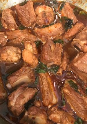 Hình của món Sườn rim húng quế.