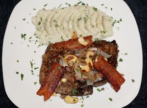 Una foto de HÍGADO A LA SARTÉN CON CHALOTES, TOCINO Y NUECES CAJÚ. KETO. JON STYLE