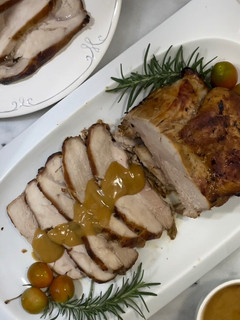 Una foto de Pierna de cerdo en freidora de aire con gravy