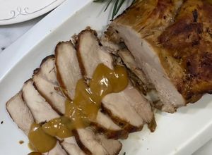 Una foto de Pierna de cerdo en freidora de aire con gravy
