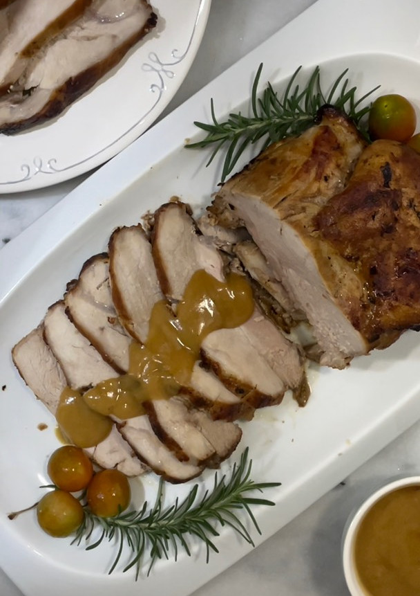 Una foto de Pierna de cerdo en freidora de aire con gravy