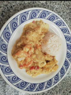 Una foto de Pescado con langostinos, en salsa de curry