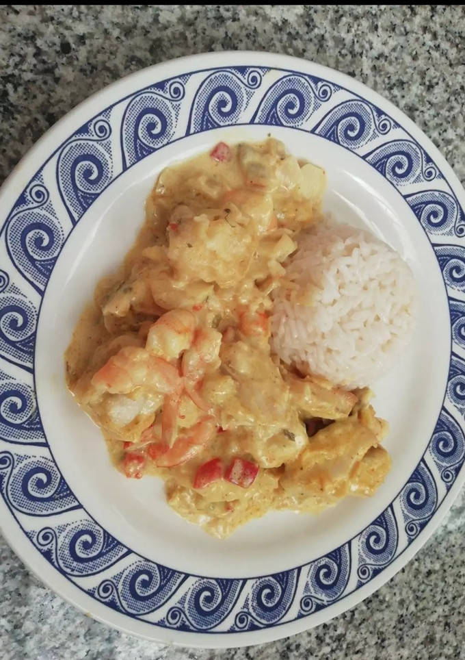 Una foto de Pescado con langostinos, en salsa de curry