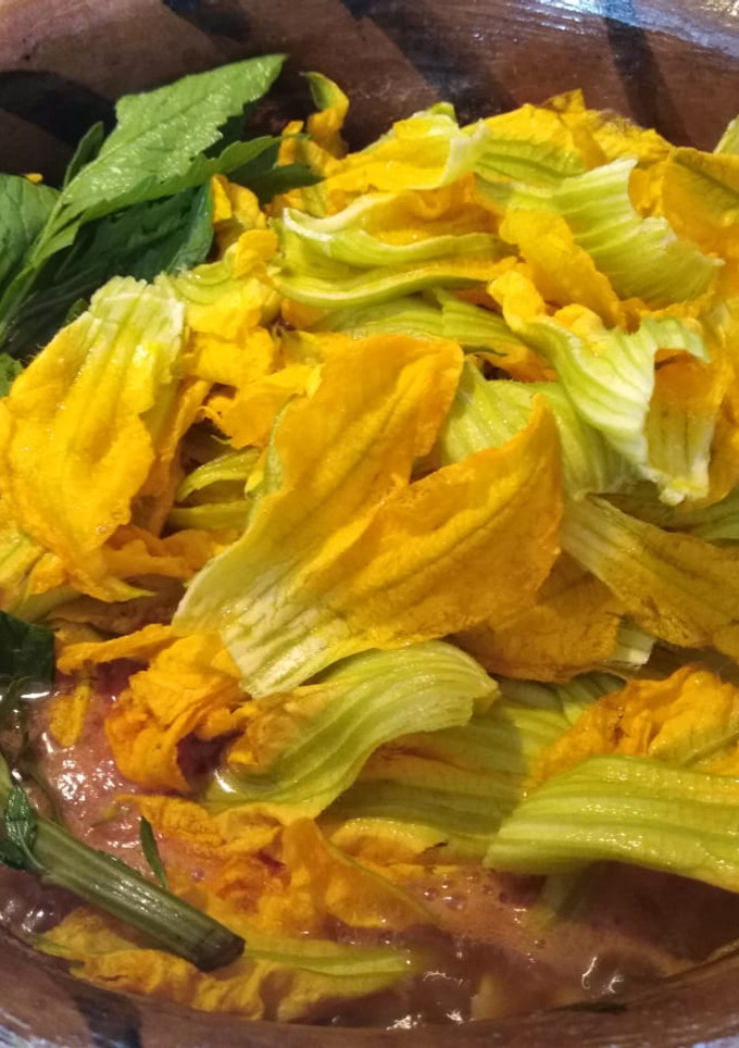 Una foto de Sopa de Setas y Flor de Calabaza