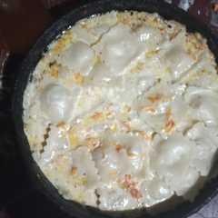Una foto de Ravioles con salsa blanca