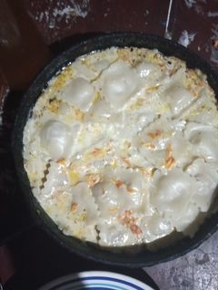 Una foto de Ravioles con salsa blanca