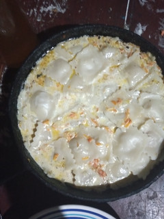 Una foto de Ravioles con salsa blanca