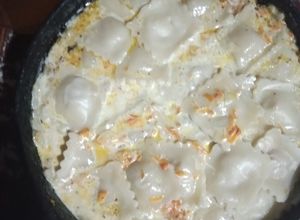 Una foto de Ravioles con salsa blanca