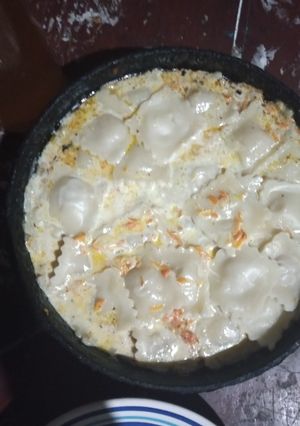 Una foto de Ravioles con salsa blanca