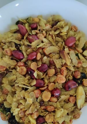 पोहा नमकीन/ चिवड़ा ( Poha Namkeen/ chivda recipe in Hindi) रेसिपी मुख्य फोटो