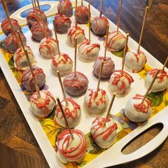 A picture of Cimara's cake pops.