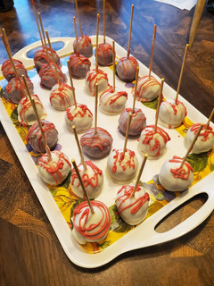 A picture of Cimara's cake pops.