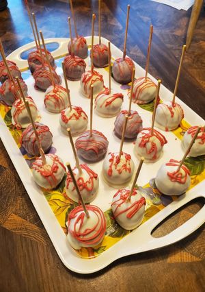 A picture of Cimara's cake pops.