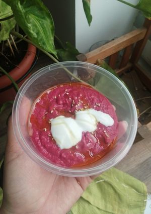 Una foto de Hummus de remolacha y alubias blancas