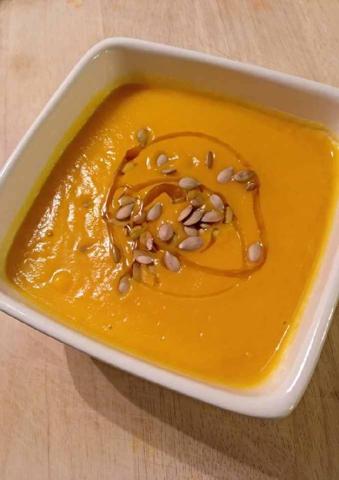 Una foto de Crema de calabaza con sus semillas
