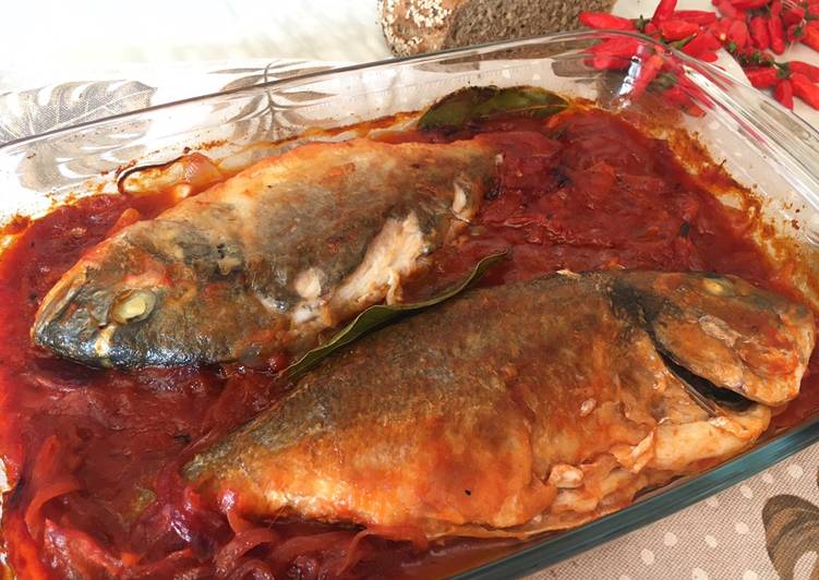 Orata al forno con salsa di pomodoro 🍅