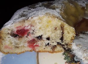 Una foto de Rosca Navideña🎄 de Guindas Nueces y Chips de 🍫. ☺