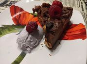Una foto de tarta de frutos rojos y chocolate