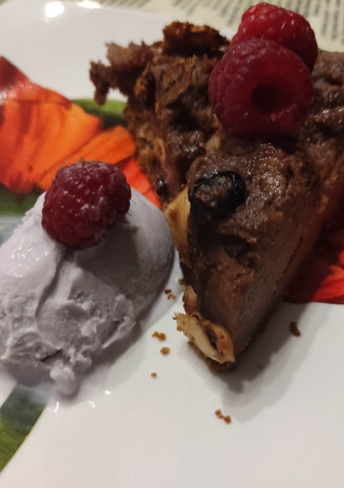 Una foto de Tarta de Copa Danone, Plátano y Manzana y Arándanos con Base de Galletas de Centeno