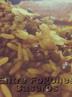 Una foto de Arroz con lentejas y cebolla caramelizada