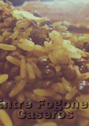 Una foto de Arroz con lentejas y cebolla caramelizada