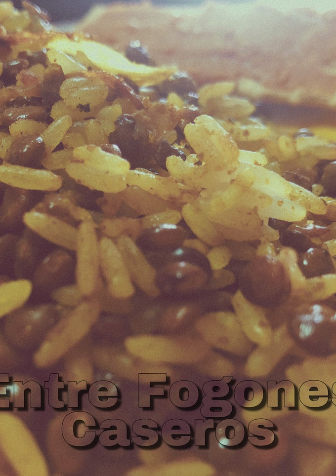 Una foto de Arroz con lentejas y cebolla caramelizada