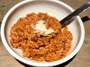 Une photo de orzo et tomates