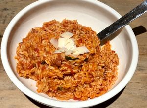 Une photo de Orzo à la tomate et chorizo