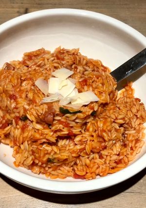 Une photo de Orzo à la tomate et chorizo