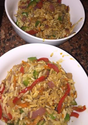 Una foto de Chop suey con arroz