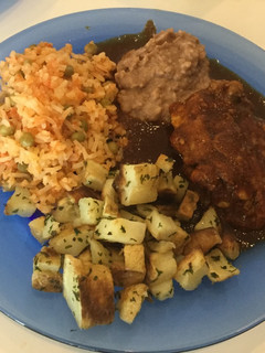 Una foto de Pollo en salsa de chile ancho y chile pasilla