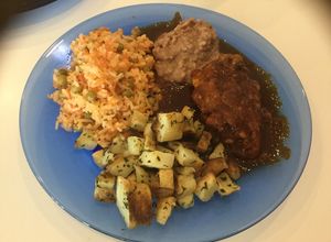 Una foto de Pollo en salsa de chile ancho y chile pasilla