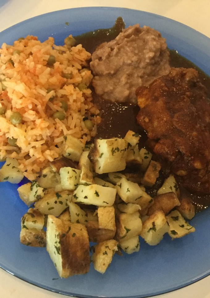 Una foto de Pollo en salsa de chile ancho y chile pasilla