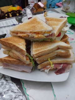 Una foto de Sandwichs variados
