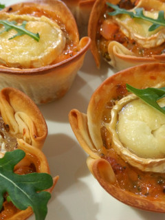 Una foto de Tartaletas de pavo, brócoli y queso de rulo de cabra hechas con masa de empanadillas