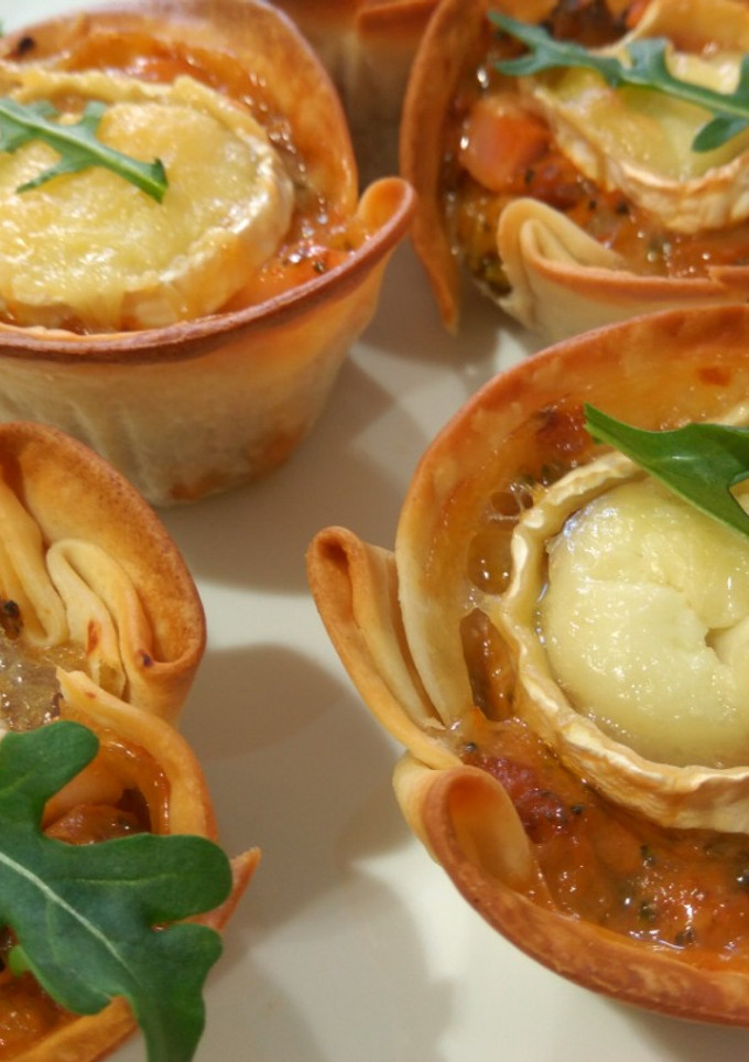 Una foto de Tartaletas de pavo, brócoli y queso de rulo de cabra hechas con masa de empanadillas