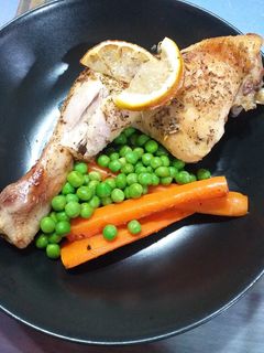 Una foto de Muslo y entre muslo al horno con zanahorias